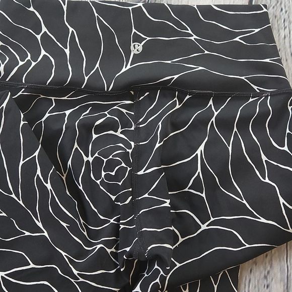 Lululemon Wunder Under Hi-Rise Tight (Full-On Luxtreme) Size 6 - Picture 6 of 12